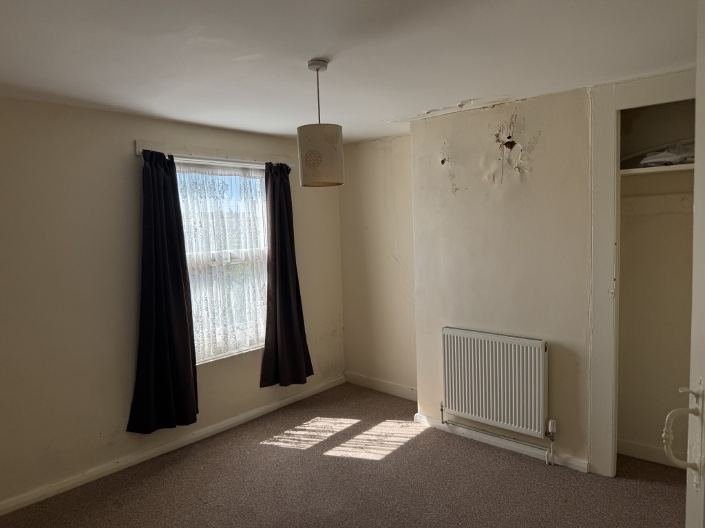 Lot: 136 - TWO-BEDROOM MID-TERRACE HOUSE FOR IMPROVEMENT - Bedroom 1
